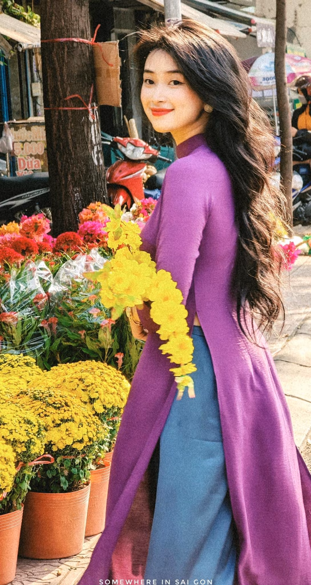 Cô gái Gen Z như hóa thân thành người con gái của những thập niên 80 với niềm hân hoan tràn ngập. Ảnh: Phạm Thế Hiển