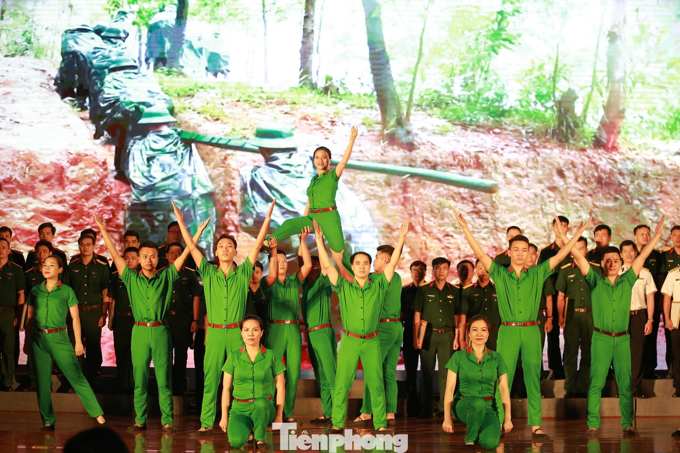 Tới dự chương trình có Trung tướng Phạm Tiến Dũng - Bí thư Đảng ủy, Chính ủy Học viện; Trung tướng Nguyễn Văn Bạo - Giám đốc Học viện; Thượng tá Trần Viết Năng - Ủy viên Ban Thường vụ Trung ương Đoàn, Trưởng ban Thanh niên Quân đội...