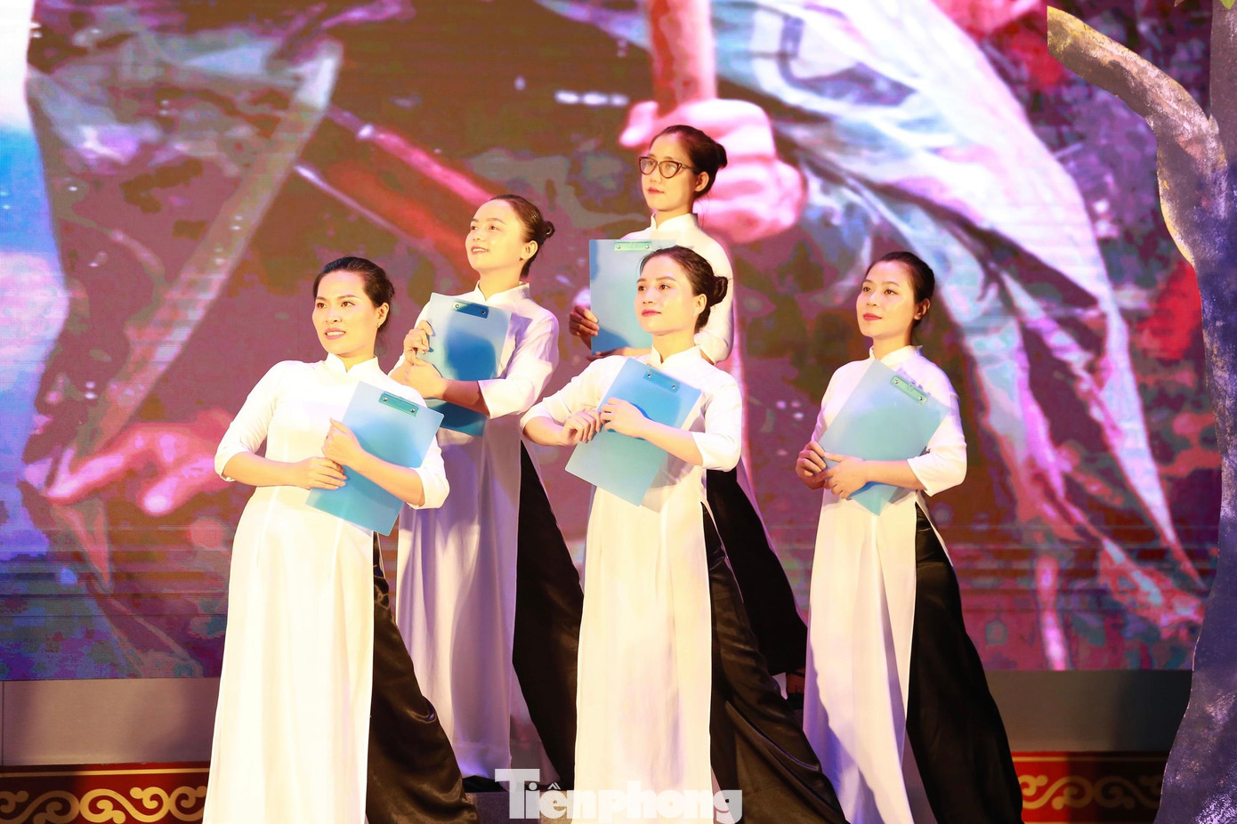 Đội văn nghệ Học viện chính trị biểu diễn tiết mục chào mừng chương trình Giao lưu nghệ thuật với chủ đề &quot;Khát vọng cống hiến&quot;.