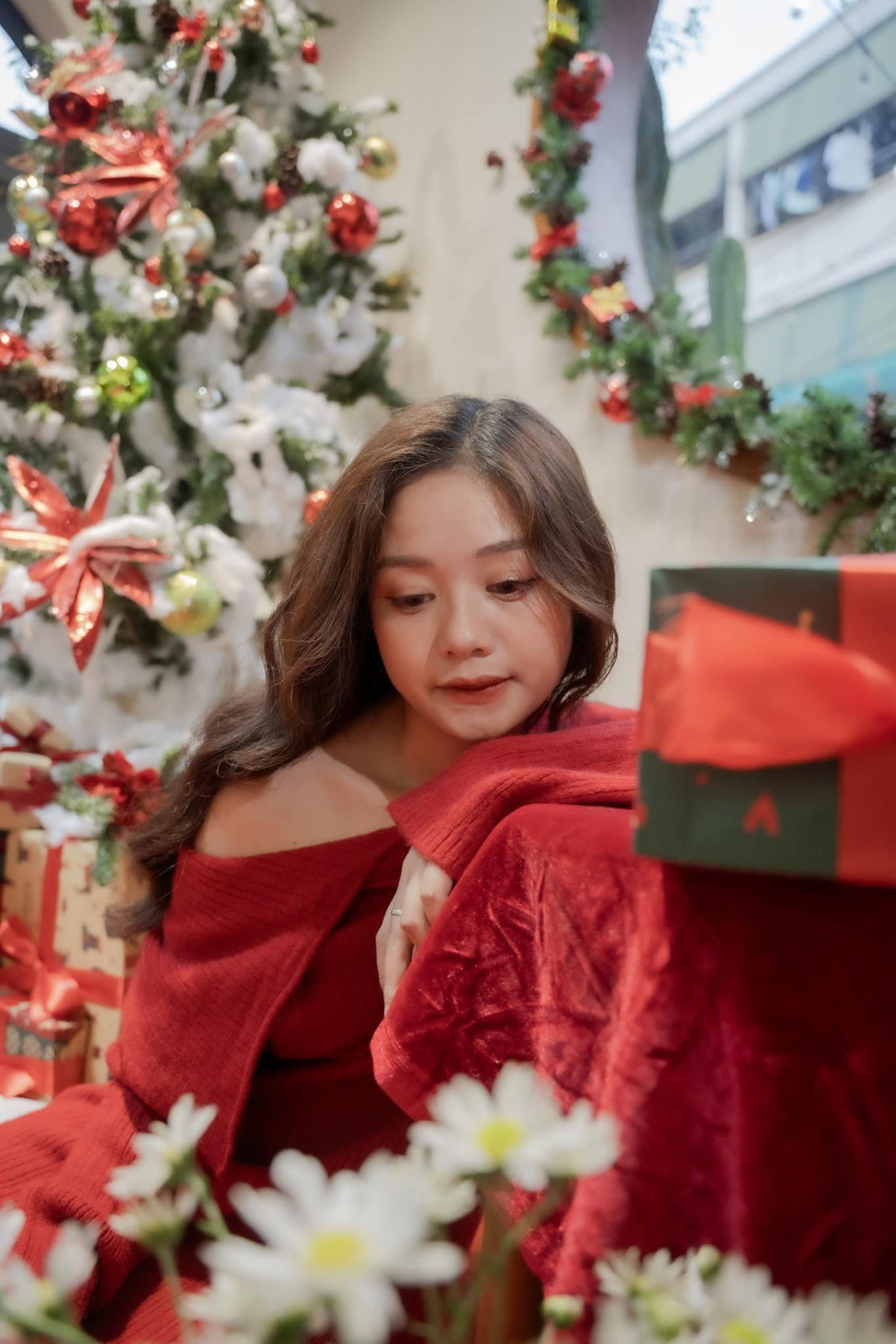 Các bạn trẻ thỏa sức "lên đồ" với muôn kiểu tạo dáng chụp ảnh tại nhiều không gian quán cà phê được decor đẹp mắt, là địa điểm được nhiều "bóng hồng" đua nhau đến check in. Các bạn trẻ thỏa sức "lên đồ" với muôn kiểu tạo dáng chụp ảnh tại nhiều không gian quán cà phê được decor đẹp mắt, là địa điểm được nhiều "bóng hồng" đua nhau đến check in.