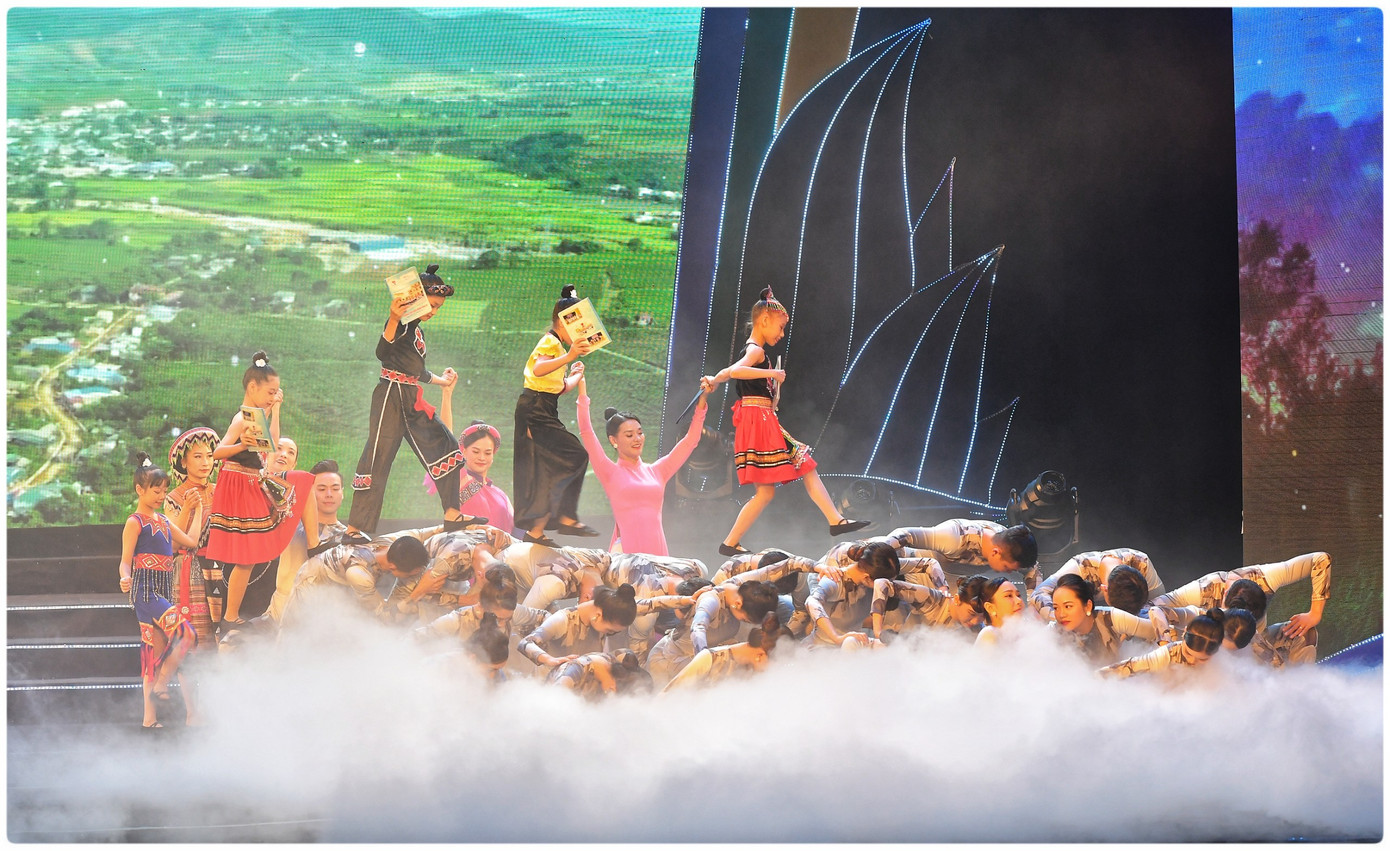 Tiết mục văn nghệ đặc sắc mở đầu chương trình. Tiết mục văn nghệ đặc sắc mở đầu chương trình.