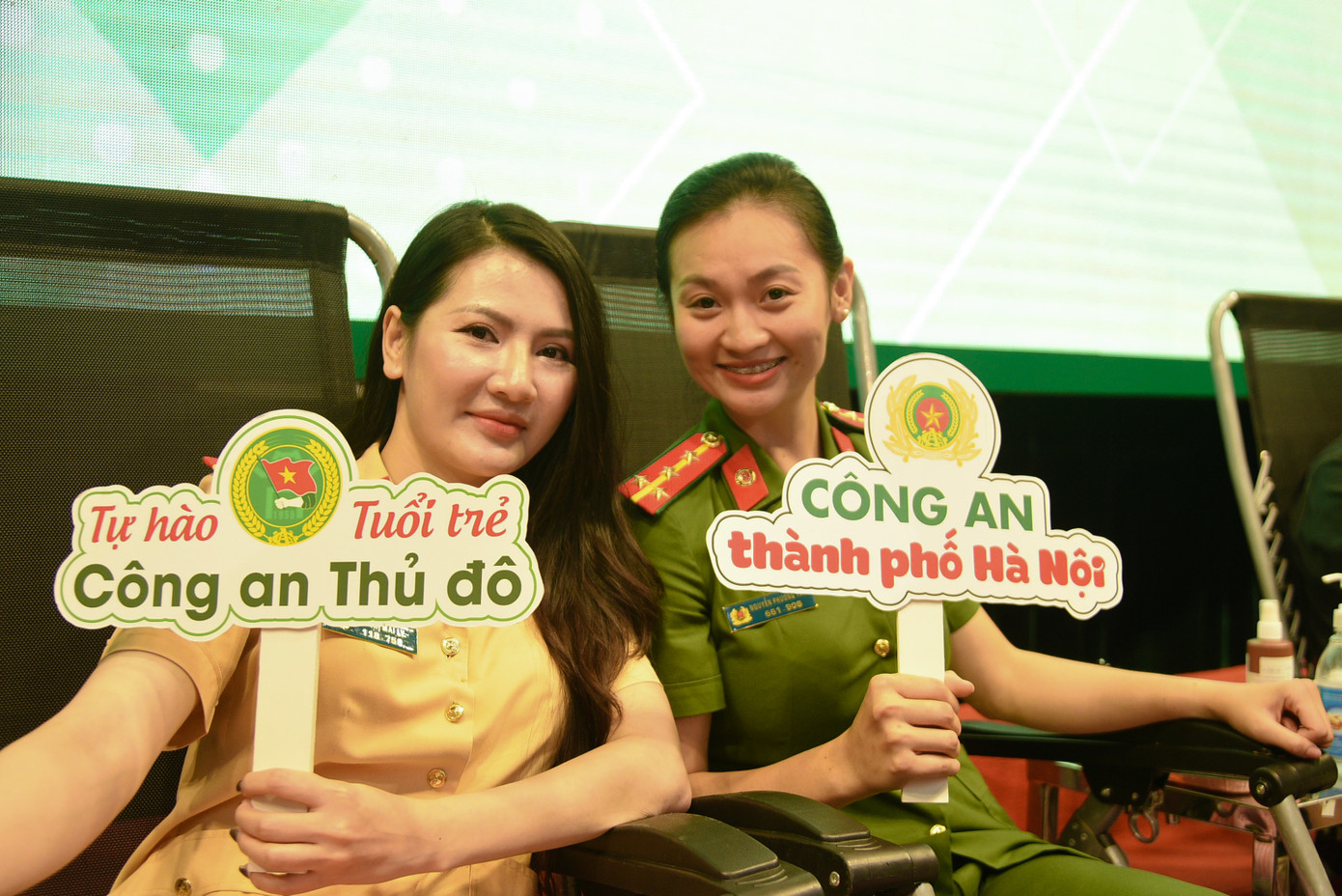 Đông đảo cán bộ, chiến sĩ công an tham gia ngày hội hiến máu.