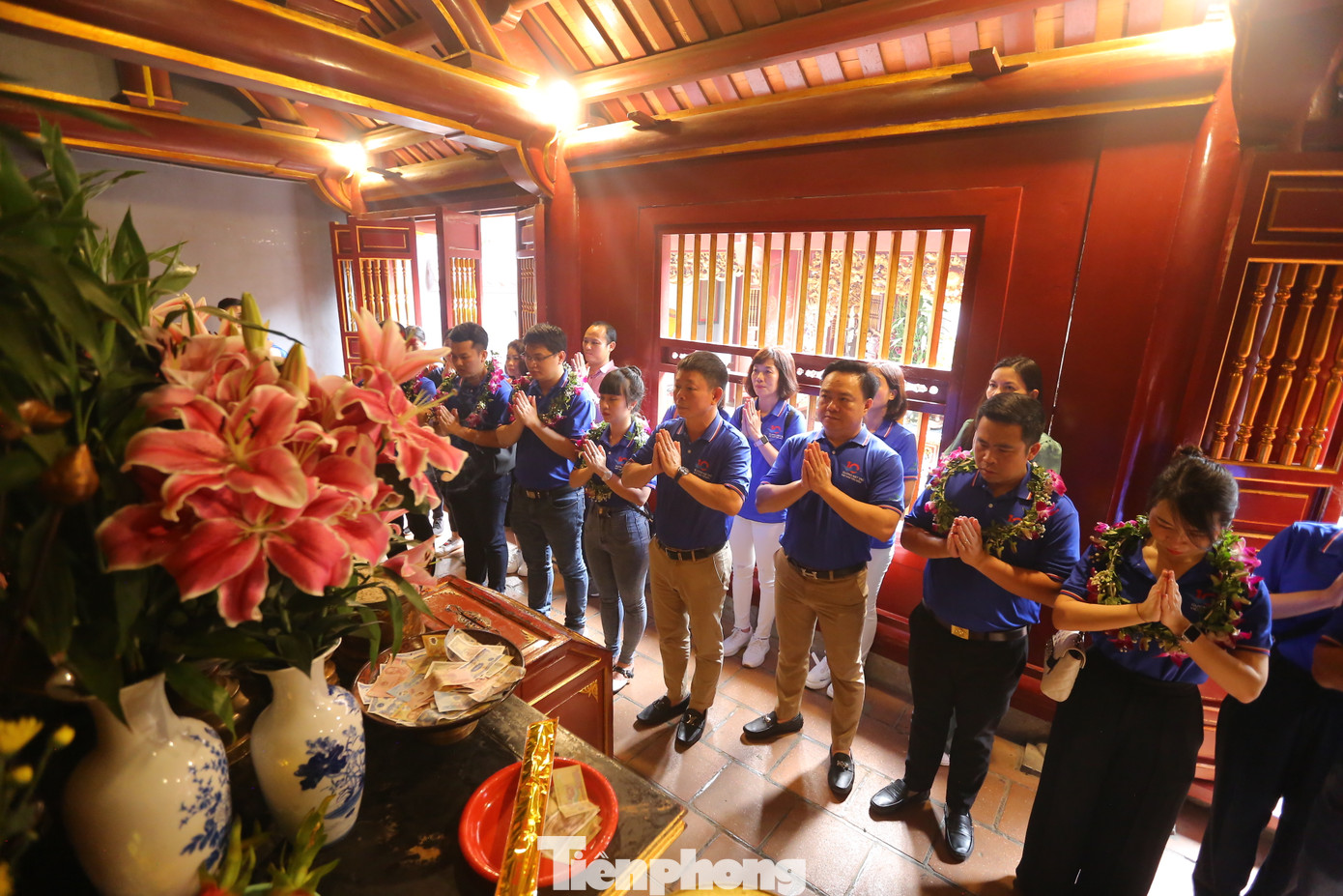 Đoàn đại biểu gương mặt trẻ thành kính dâng hương. Đoàn đại biểu gương mặt trẻ thành kính dâng hương.