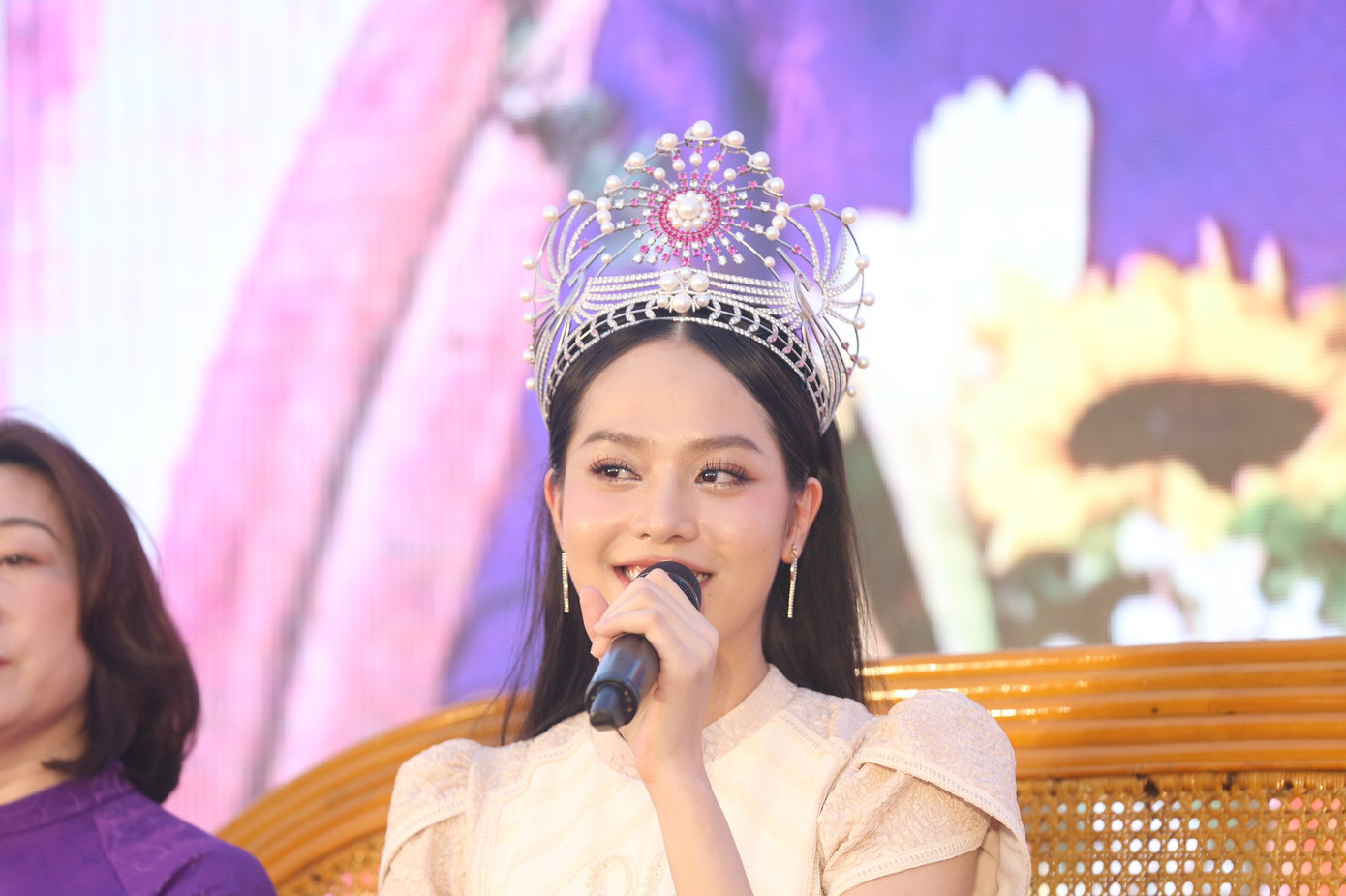 Hoa hậu Việt Nam 2022 Huỳnh Thị Thanh Thủy chia sẻ tại diễn đàn: "Từng nhận nhiều lời giễu cợt, chê bai, trải nghiệm này khiến em sống khép mình hơn, không dám bộc lộ bản thân. Và bước ngoặt lớn nhất của em là tham gia Hoa hậu Việt Nam 2022, để nhìn lại chính mình, phá vỡ vỏ bọc để nắm bắt cơ hội để trải lòng và thành công nhiều hơn". Hoa hậu Việt Nam 2022 Huỳnh Thị Thanh Thủy chia sẻ tại diễn đàn: "Từng nhận nhiều lời giễu cợt, chê bai, trải nghiệm này khiến em sống khép mình hơn, không dám bộc lộ bản thân. Và bước ngoặt lớn nhất của em là tham gia Hoa hậu Việt Nam 2022, để nhìn lại chính mình, phá vỡ vỏ bọc để nắm bắt cơ hội để trải lòng và thành công nhiều hơn".