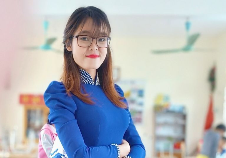 Chị Đinh Thị Ngọc hiện là Bí thư Đoàn trường Tiểu học Hồi Ninh, huyện Kim Sơn, tỉnh Ninh Bình. Trong năm 2022, chị đã xuất sắc nhận danh hiệu &quot;Nhà giáo trẻ tiêu biểu&quot; do Trung ương Đoàn trao tặng.