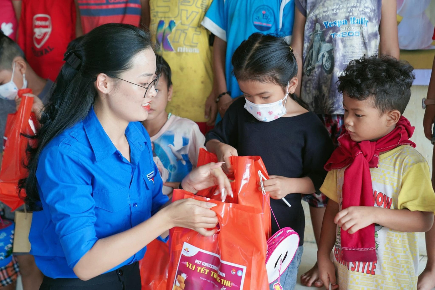 Nữ sinh tích cực tham gia các hoạt động tình nguyện.