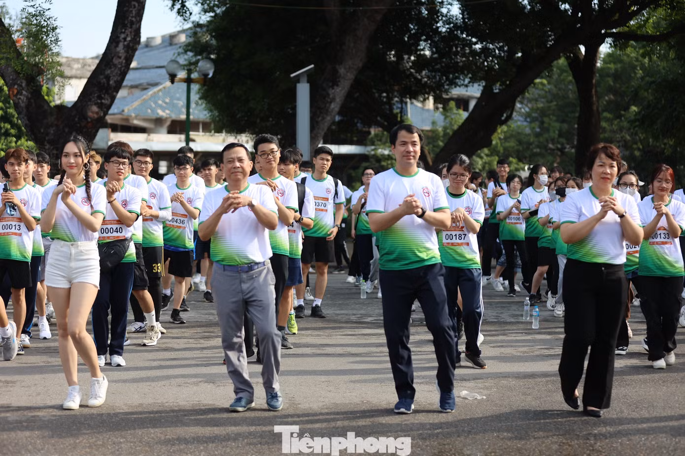 Không khí giải chạy sáng 28/5 tại Công viên Thống nhất. Không khí giải chạy sáng 28/5 tại Công viên Thống nhất.