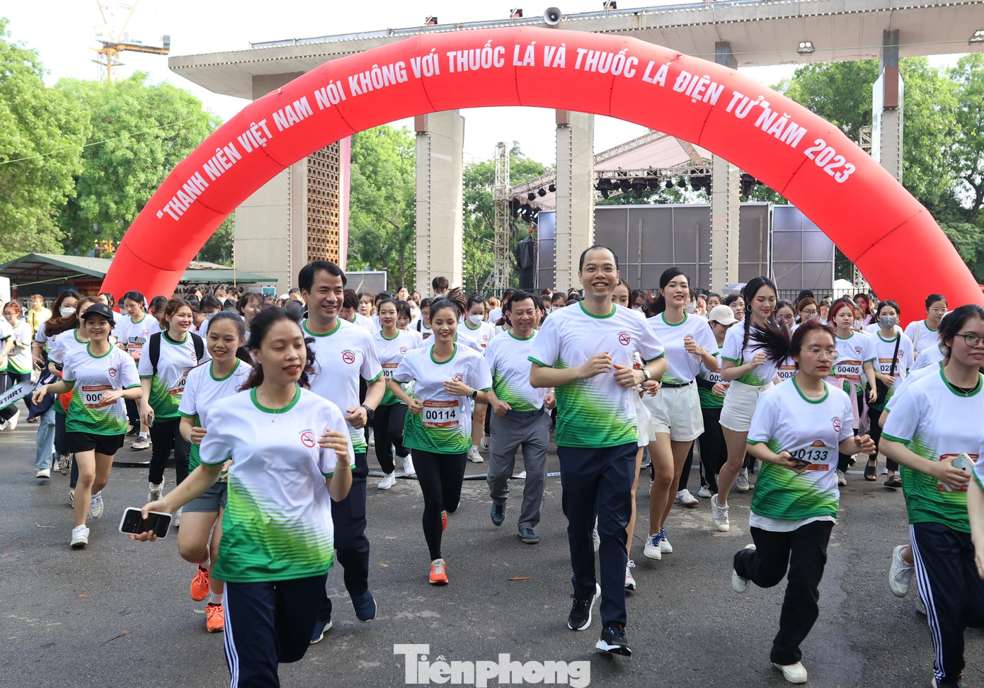 Các đại biểu tham gia giải chạy “Thanh niên Việt Nam nói không với thuốc lá và thuốc lá điện tử năm 2023”. Ảnh: Châu Linh