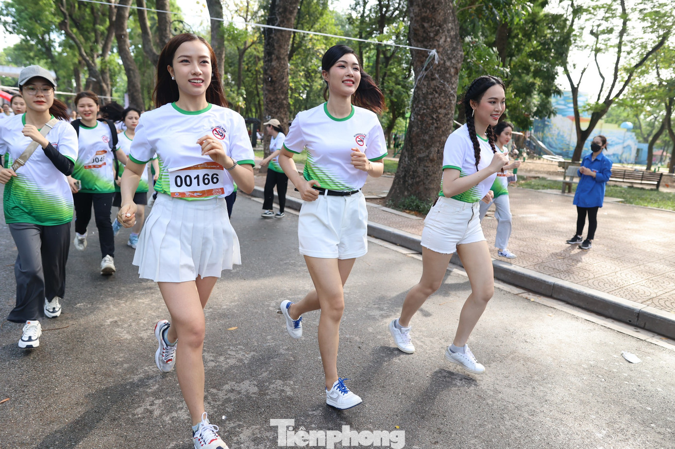 Các người đẹp tham gia giải chạy.