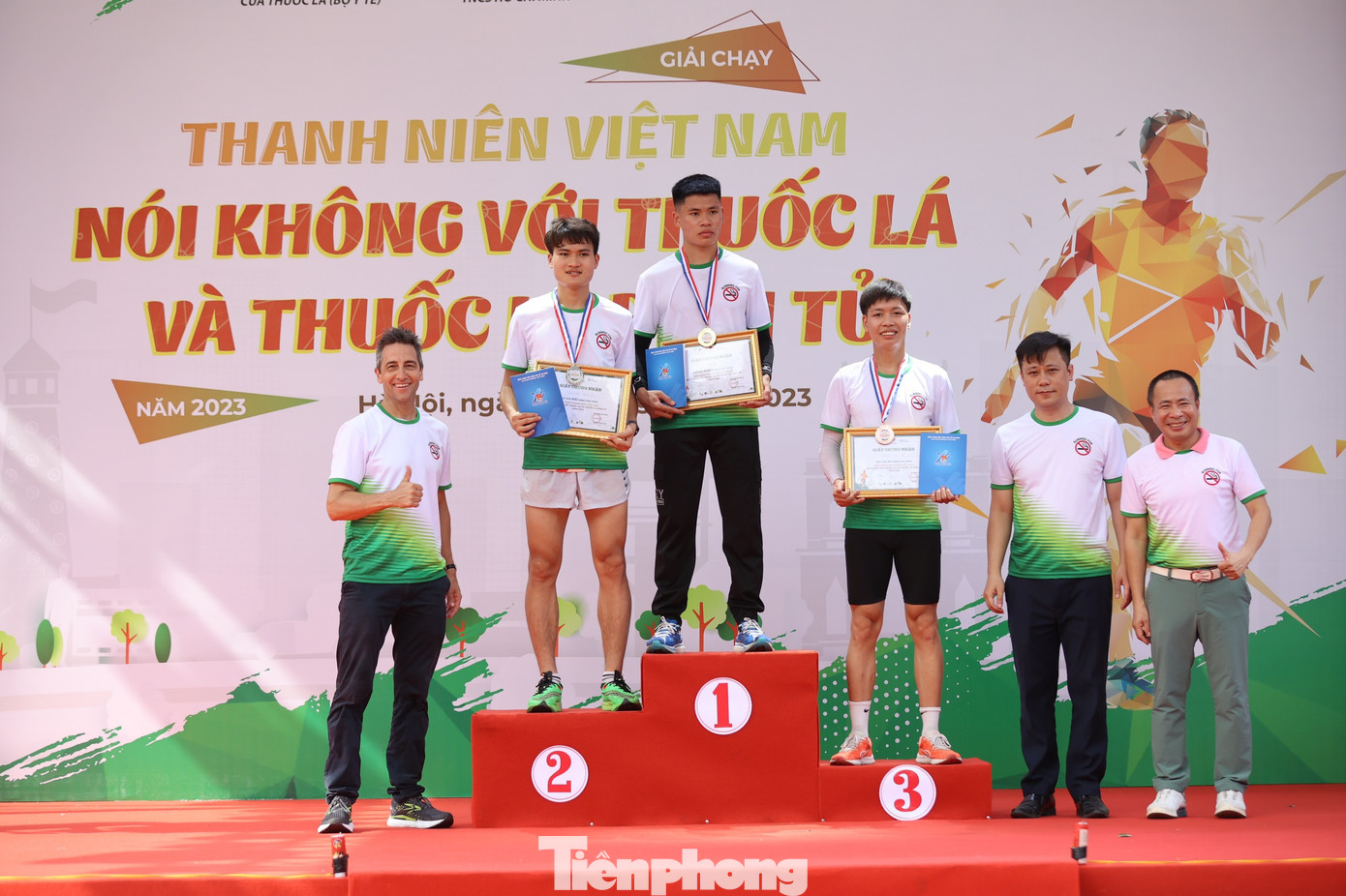 Trao giải cho những vận động viên trẻ đạt thành tích xuất sắc.