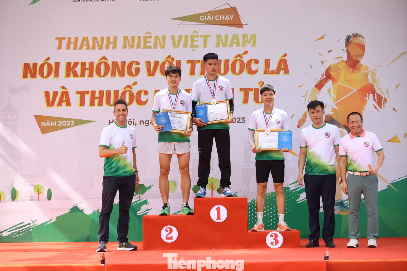 Trao giải cho những vận động viên trẻ đạt thành tích xuất sắc. Trao giải cho những vận động viên trẻ đạt thành tích xuất sắc.