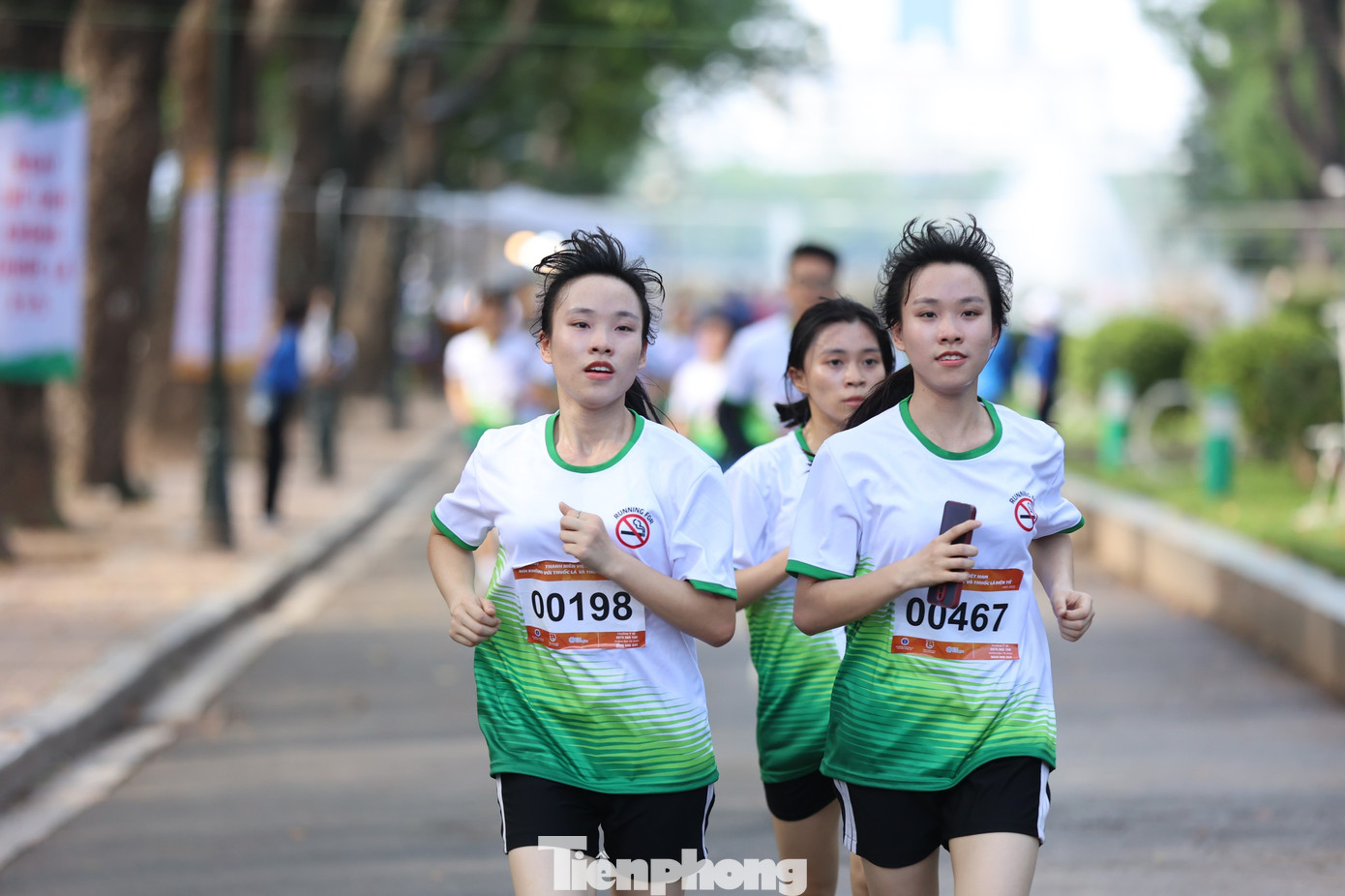 Các bạn đoàn viên, thanh niên hăng hái tham gia giải chạy để truyền đi thông điệp nói không với thuốc lá.