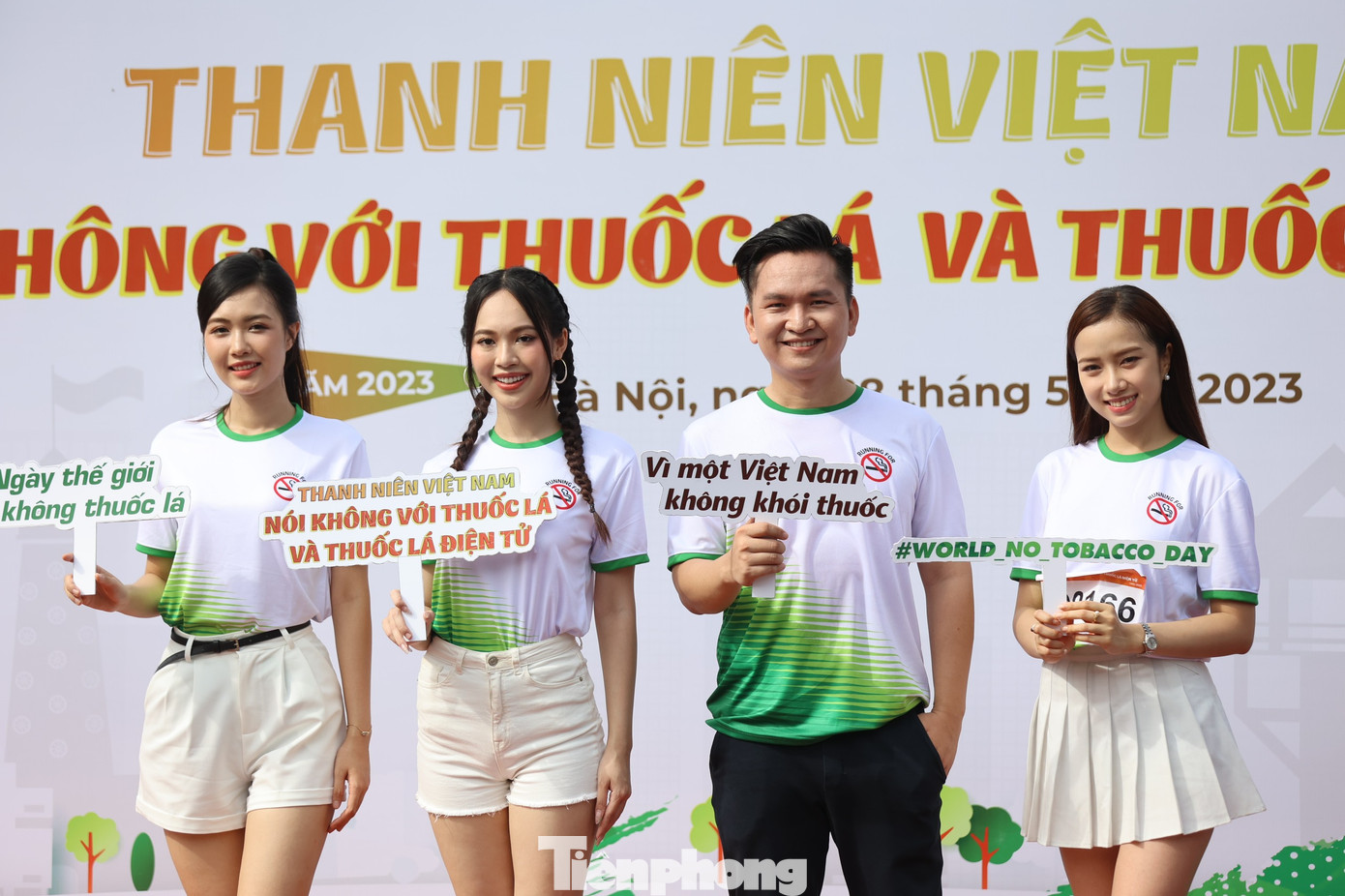 Các người đẹp tại chương trình.