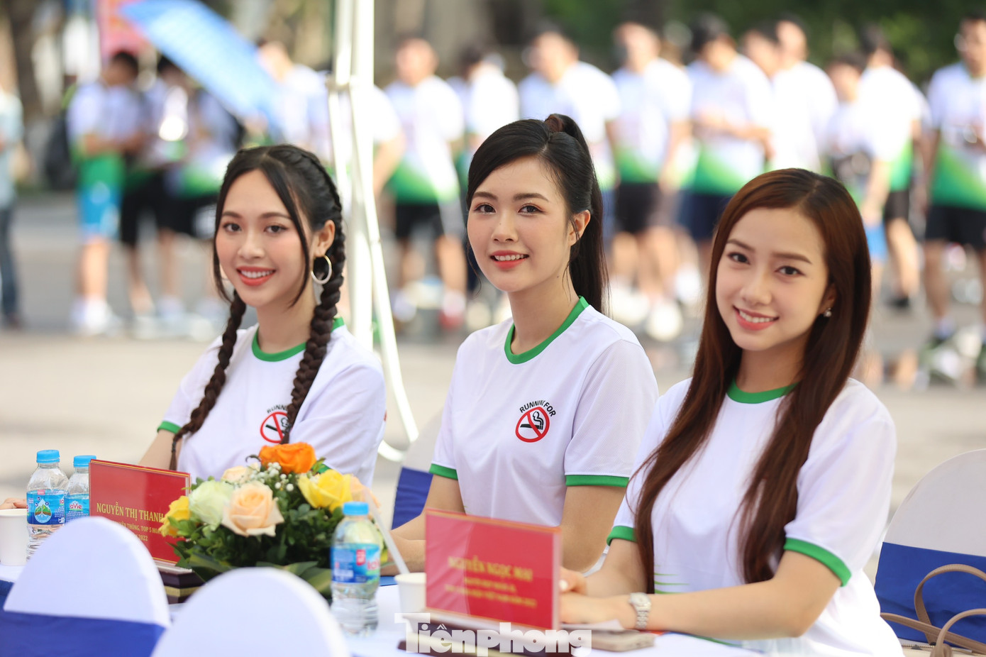 Các người đẹp cùng nhau chia sẻ thông điệp phòng chống thuốc lá trong và sau chương trình.