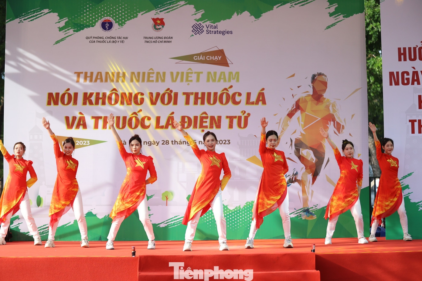 Tiết mục văn nghệ mở màn khai mạc.