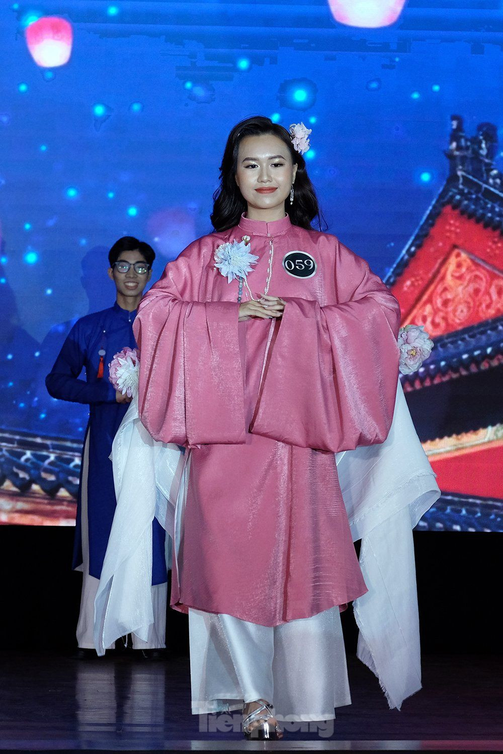 Tối 12/1, chung kết cuộc thi “Mr&amp;Miss Bach Khoa 2022” với chủ đề “Tán sắc” đã diễn ra trong không khí sôi động, trẻ trung với phần thi của 16 thí sinh.