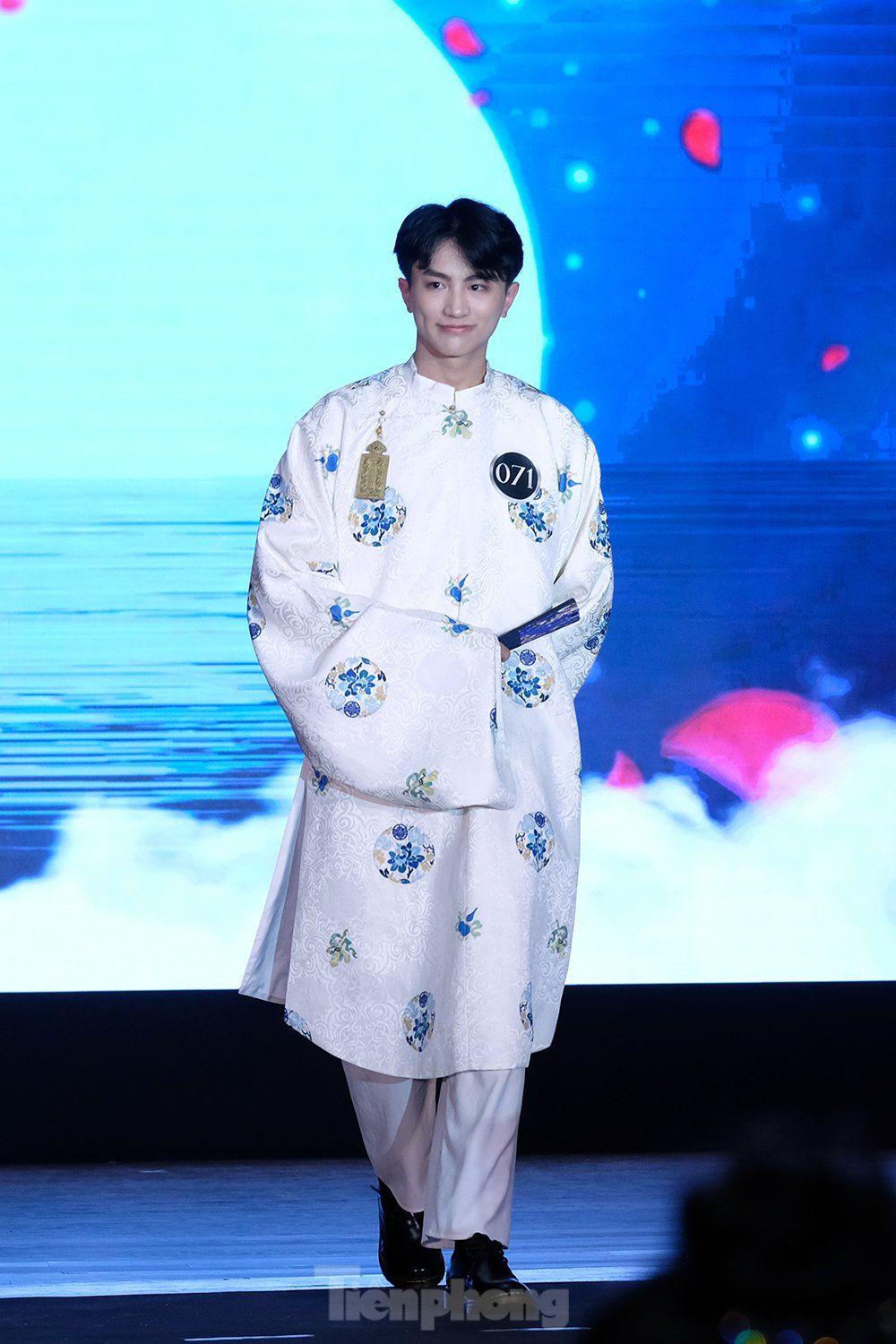 16 thí sinh lần lượt trình diễn cổ phục, mở màn cho đêm chung kết đầy kịch tích.