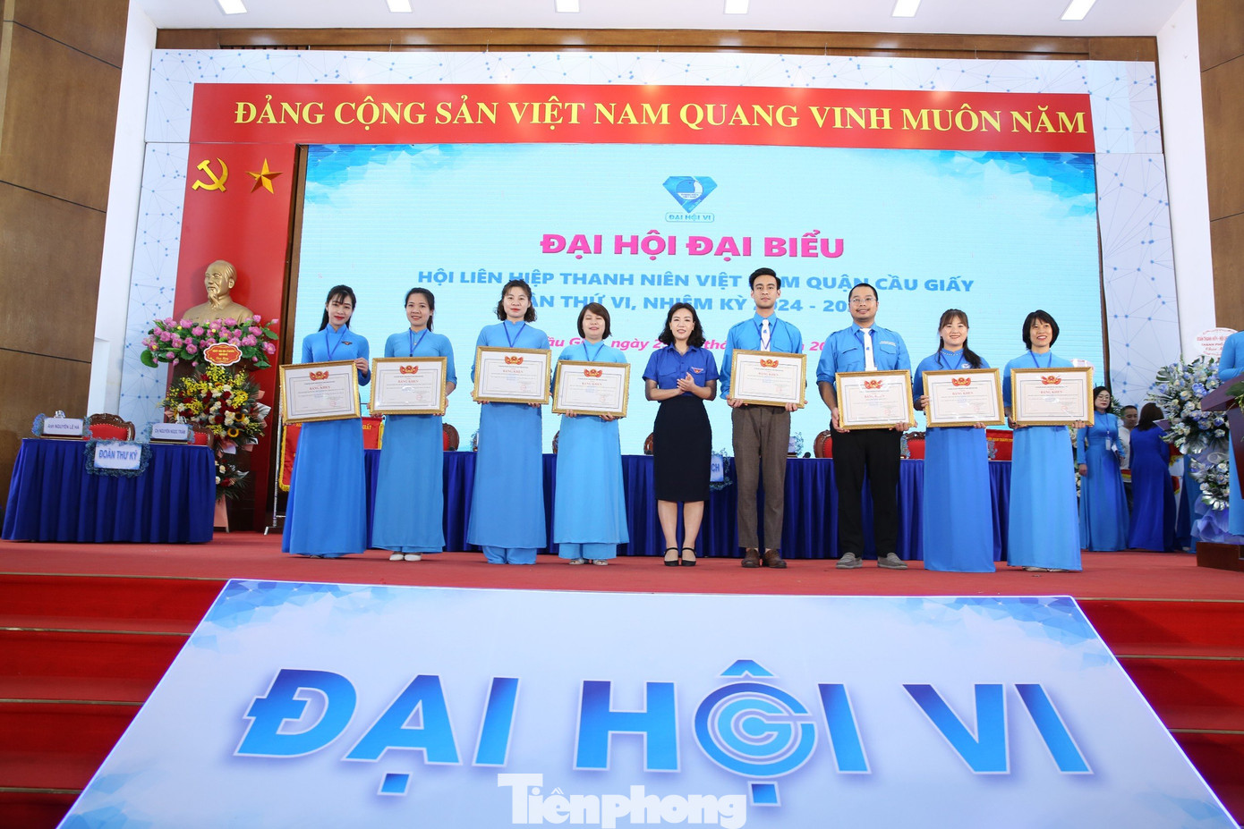 Trao tặng bằng khen cho các cá nhân có thành tích xuất sắc.