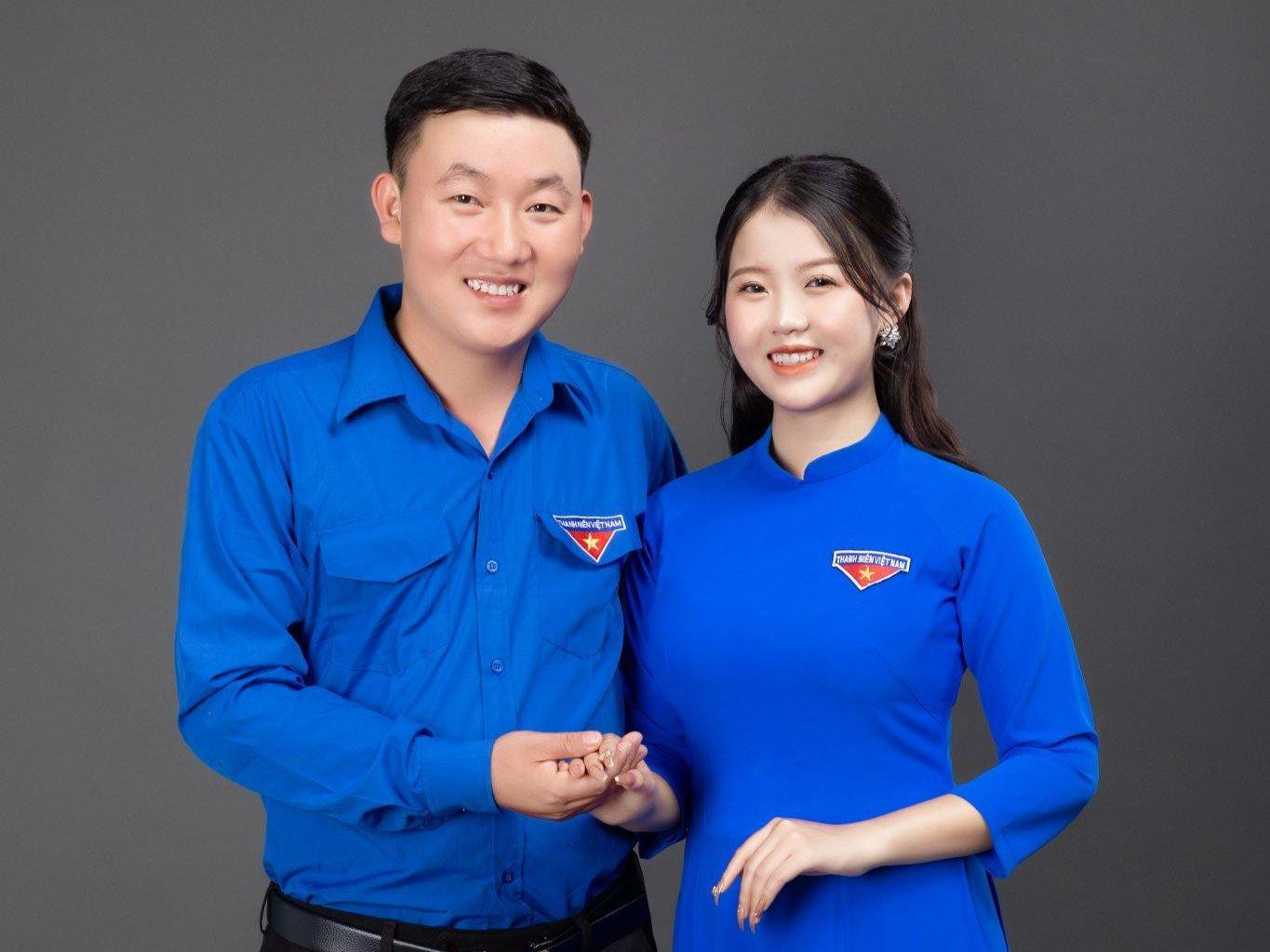 Bình luôn quan niệm: "Mình còn trẻ, hãy cống hiến một chút đã..." Vì vậy, cô cùng chồng đã chọn trang phục áo Đoàn để lưu lại kỷ niệm trong sự kiện trọng đại của cuộc đời. Bình luôn quan niệm: "Mình còn trẻ, hãy cống hiến một chút đã..." Vì vậy, cô cùng chồng đã chọn trang phục áo Đoàn để lưu lại kỷ niệm trong sự kiện trọng đại của cuộc đời.