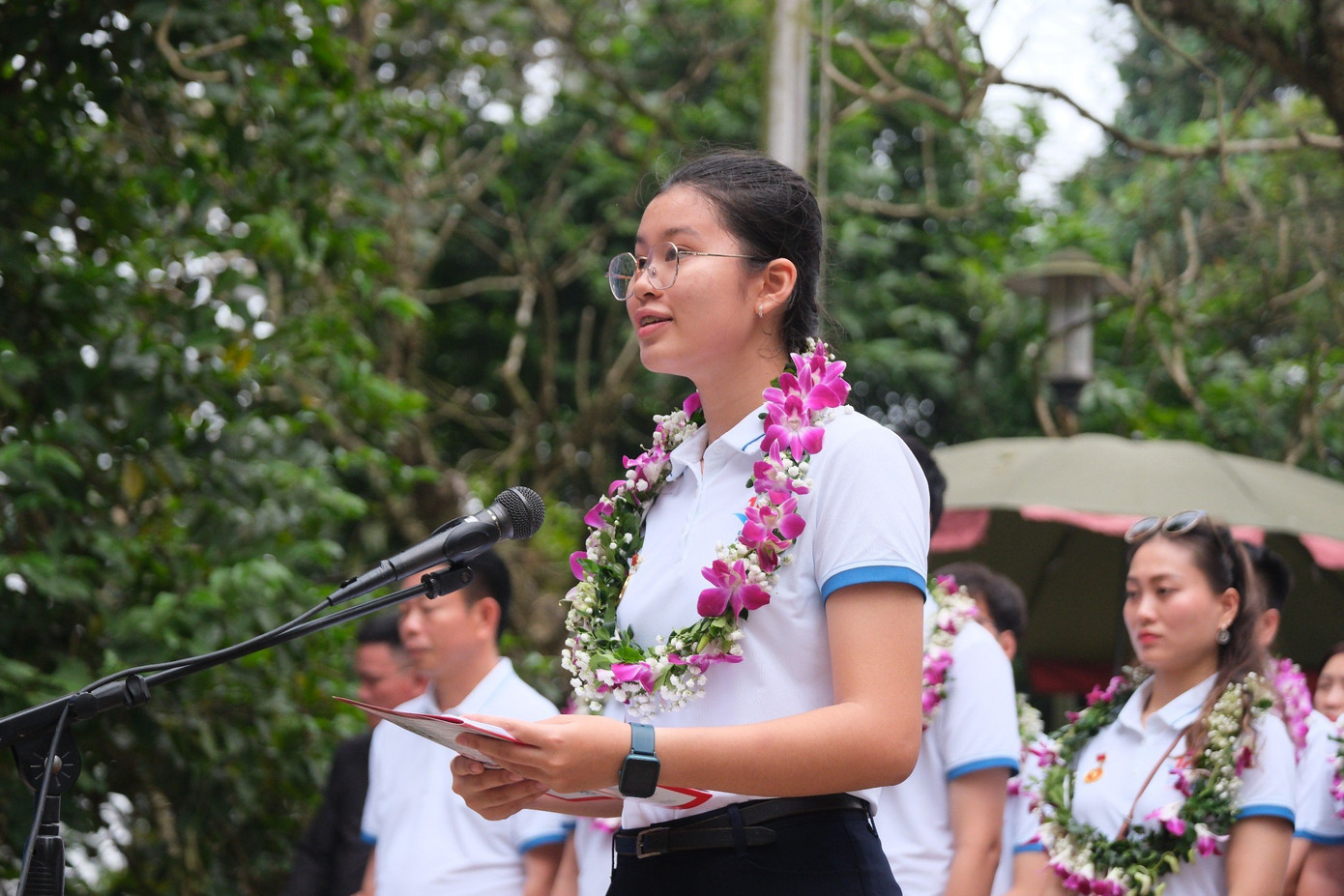 Đại diện các thanh niên ưu tú đạt Giải thưởng năm 2023, em Đặng Cát Tiên - Gương mặt trẻ Việt Nam tiêu biểu báo công lên Vua Hùng.