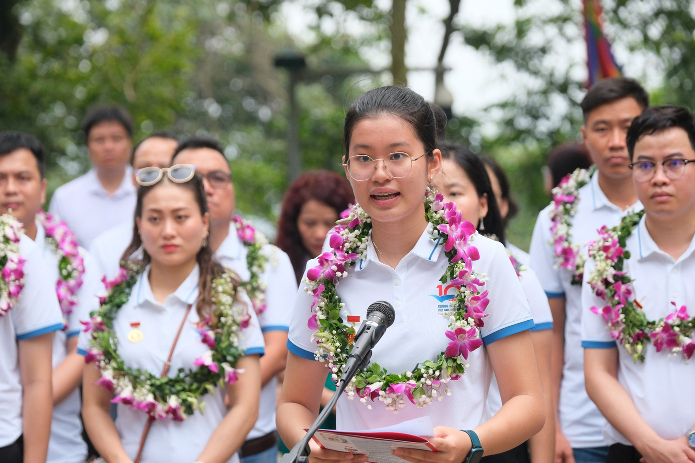 Đại diện các thanh niên ưu tú đạt Giải thưởng năm 2023, em Đặng Cát Tiên - Gương mặt trẻ Việt Nam tiêu biểu báo công lên Vua Hùng.