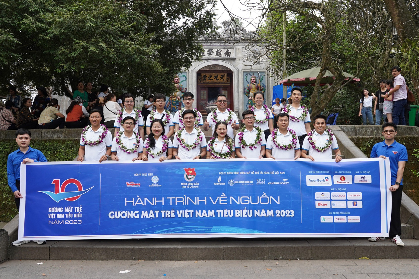 Gương mặt trẻ Việt Nam tiêu biểu và triển vọng chụp ảnh lưu niệm tại Khu di tích lịch sử quốc gia đặc biệt Đền Hùng.