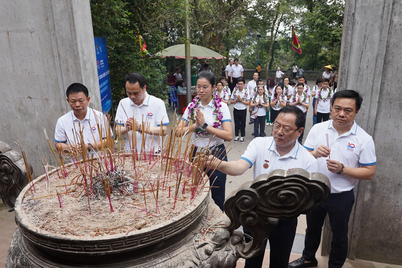 Các đại biểu và các gương mặt trẻ dâng hương tại Đền Hùng.