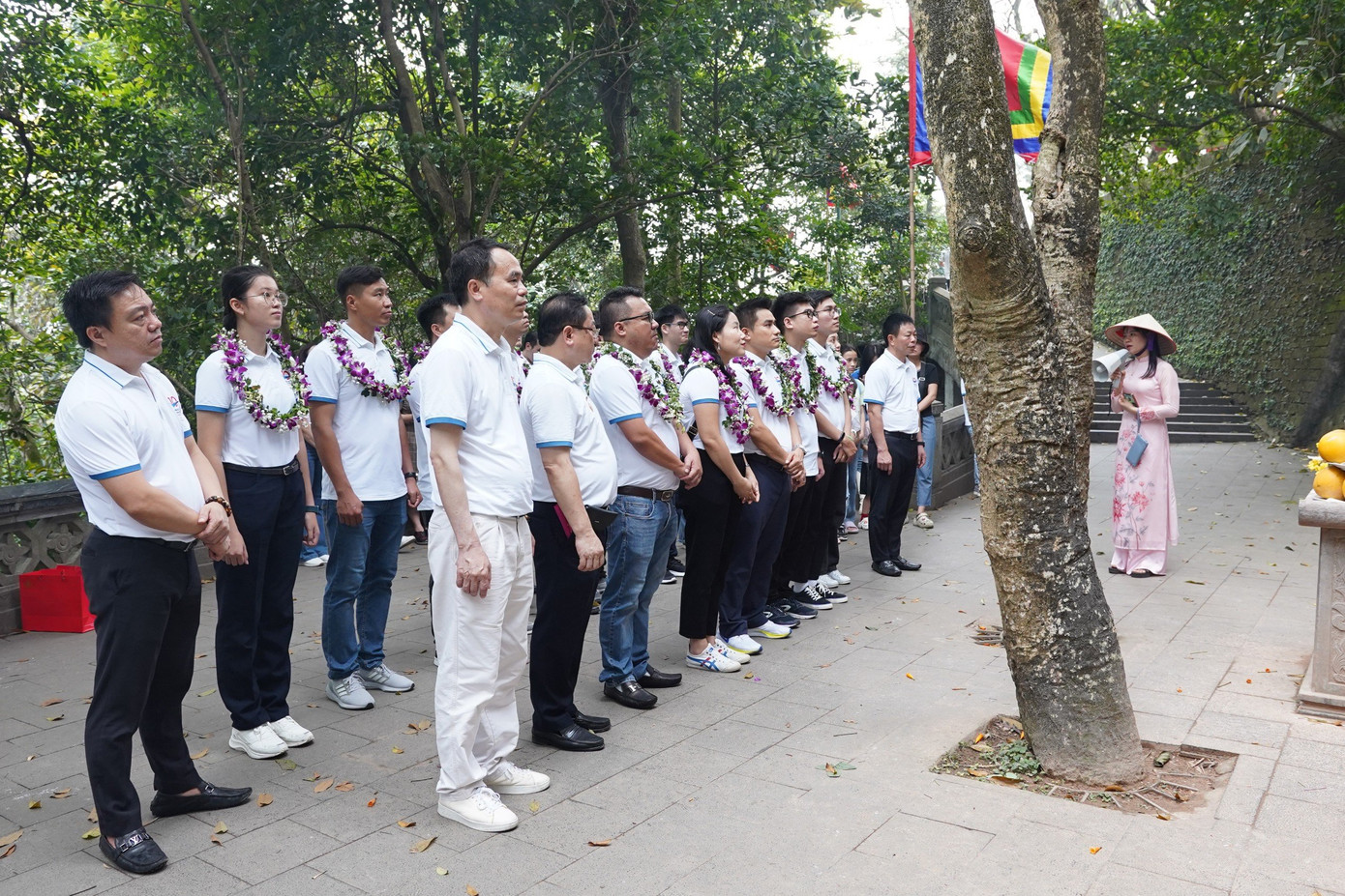 Các đại biểu tham quan khu di tích lịch sử quốc gia đặc biệt Đền Hùng (Phú Thọ).