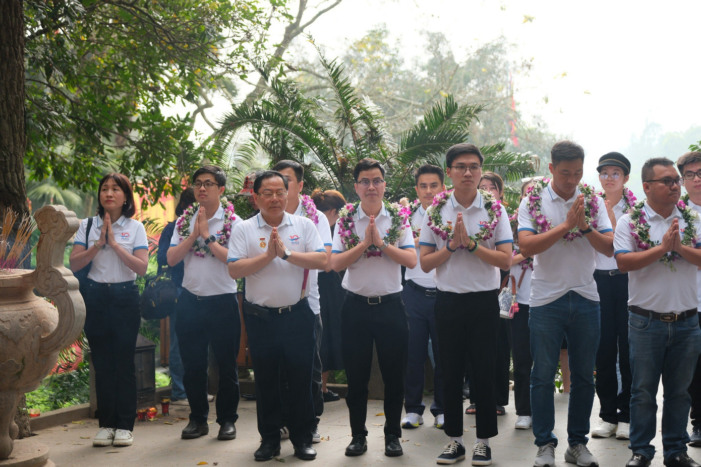 Các đại biểu và các gương mặt trẻ dâng hương tại Đền Hùng.