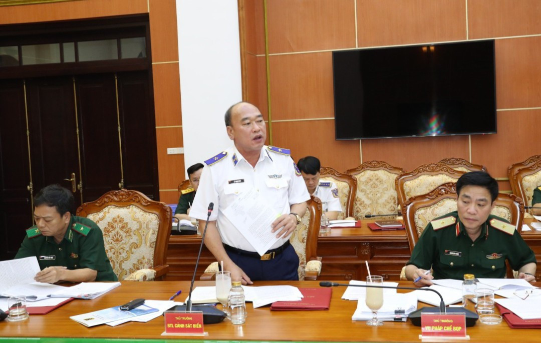 Tư lệnh Cảnh sát biển Lê Quang Đạo phát biểu ý kiến tại buổi làm việc. Tư lệnh Cảnh sát biển Lê Quang Đạo phát biểu ý kiến tại buổi làm việc.