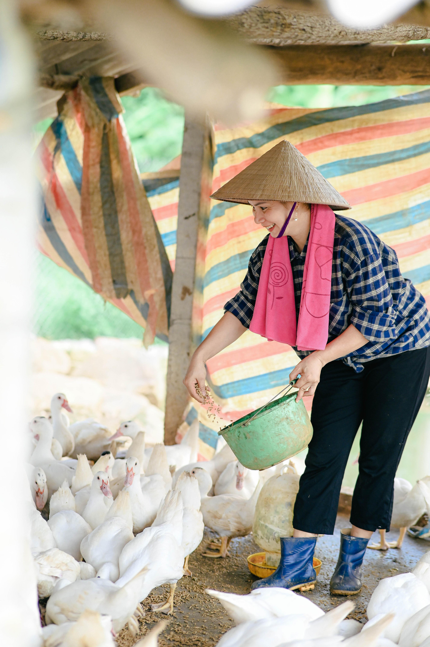 "Sau khi chụp xong, mình đăng tải lên mạng xã hội TikTok để lưu giữ và cũng để mọi người thấy được nét đẹp lao động của người dân nông thôn và đặc biệt là nét đẹp lao động của mẹ. Từ đó thêm yêu và luôn nhớ về sự hy sinh của người cha, người mẹ đã lam lũ cả đời để đem lại sự ấm no cho các con", nam sinh chia sẻ.
