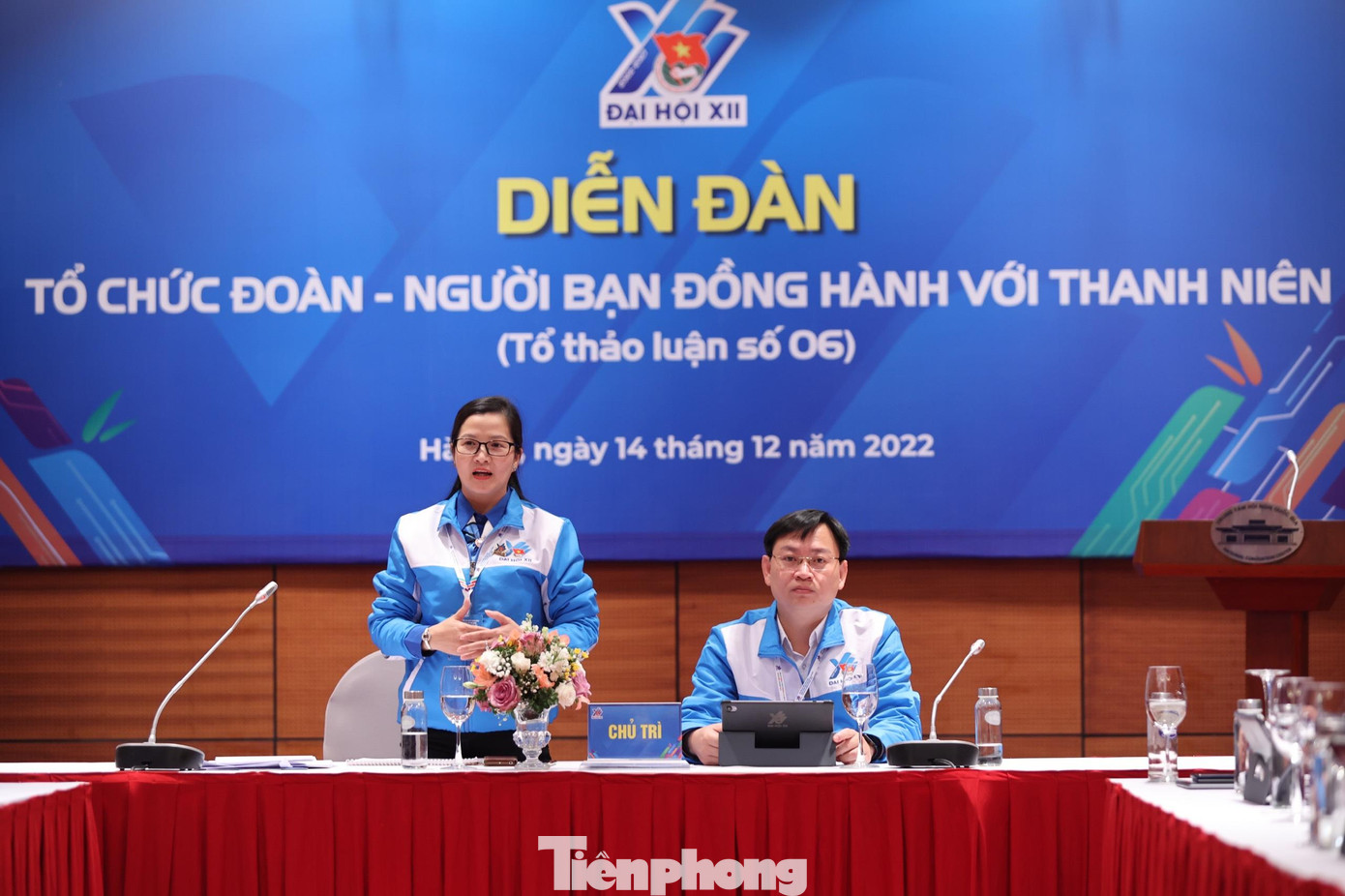 Anh Trần Hữu - Trưởng ban Thanh niên công nhân và đô thị, chị Trần Thị Chúc Quỳnh - Bí thư Tỉnh Đoàn Lâm Đồng chủ trì tổ thảo luận số 6.