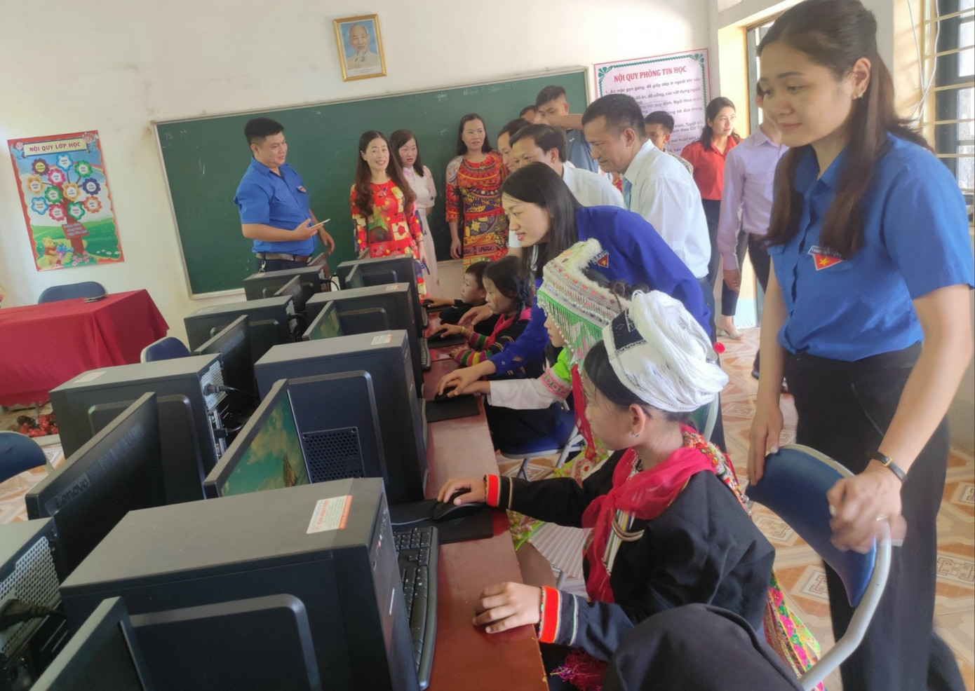 Tỉnh Đoàn Cao Bằng hướng dẫn các em học sinh sử dụng và tiếp cận với máy tính.