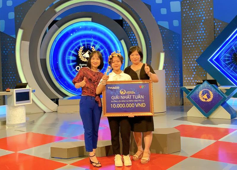 Thục Trinh chụp ảnh cùng 2 cô giáo của trường THPT Ba Vì, Hà Nội. Thục Trinh chụp ảnh cùng 2 cô giáo của trường THPT Ba Vì, Hà Nội.