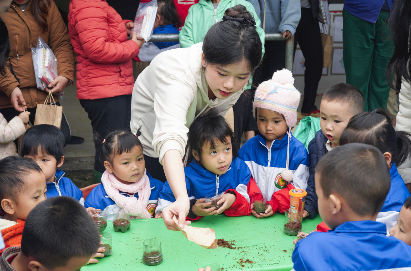 Ngày Tình nguyện của nhóm học sinh tại điểm Trường Mầm non Điểm Chương (huyện Yên Sơn, tỉnh Tuyên Quang).