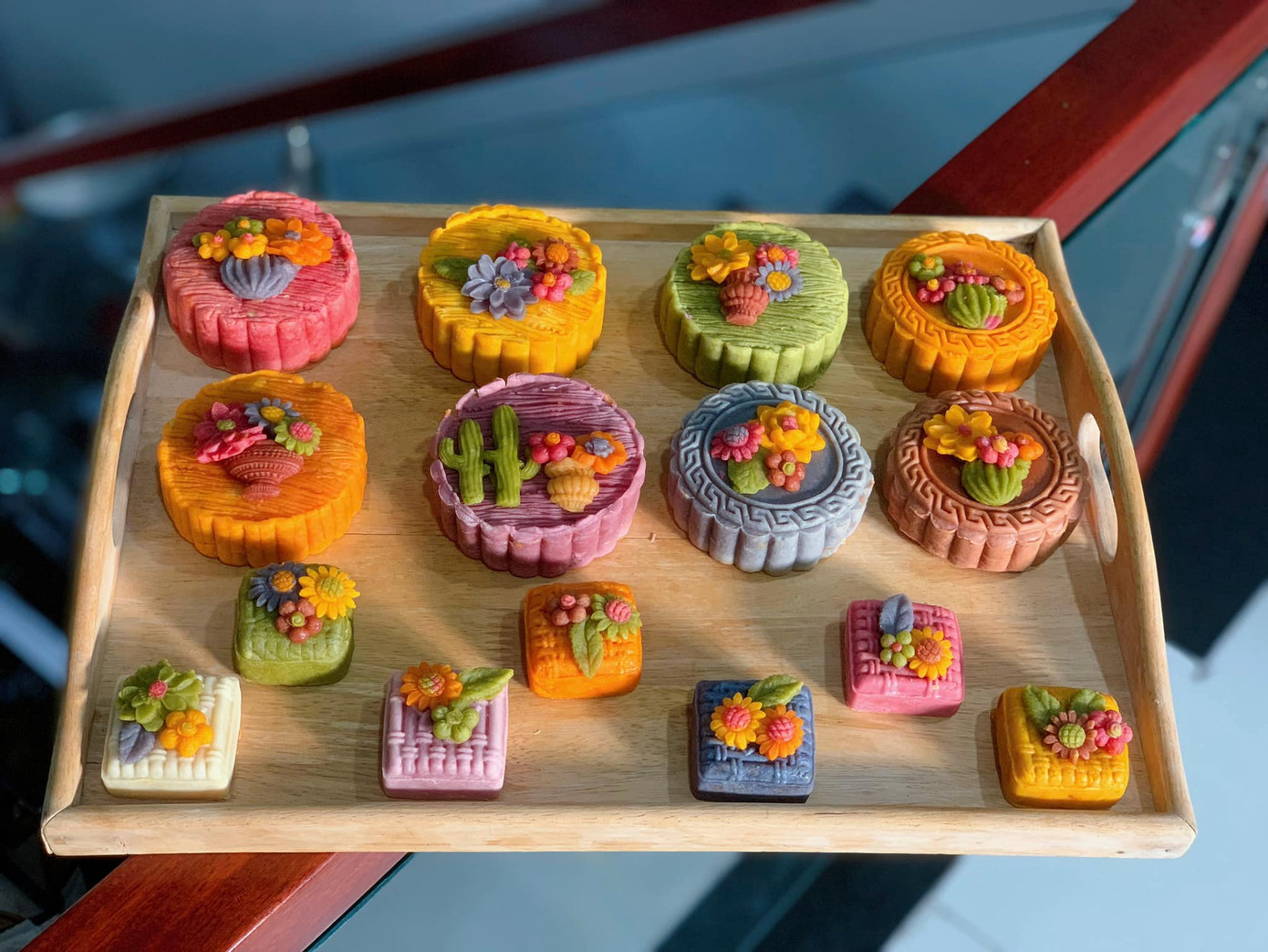 Theo chị Hòa, bánh trung thu hiện đại thể hiện được màu sắc hơn nhưng thường phải mất công làm gấp 2 lần so với bánh truyền thống.