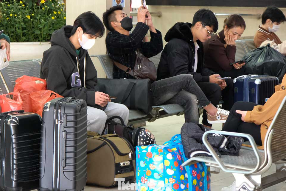Sinh viên ngồi đợi xe tại bến xe Mỹ Đình. Em Mạnh Dũng (sinh viên trường Cao đẳng FPT) cho hay: "Trước khi về, em phải tổng vệ sinh nhà trọ trước, rửa sạch bát đũa, nồi và các đồ dùng để sau 2 tuần xuống trường tránh bị mốc hỏng. Về quê dịp Tết này em chỉ mang ít quần áo, đủ mặc mấy ngày nghỉ Tết cho đỡ cồng kềnh".