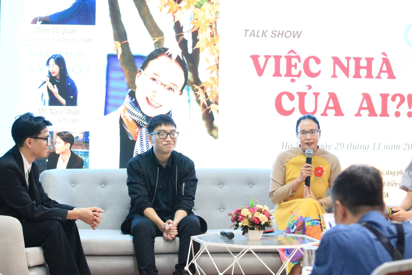 Talkshow có sự tham gia của 3 khách mời: NCS. Nguyễn Lan – Giảng viên khoa Giới và phát triển; hai cựu sinh viên khoa Giới và phát triển: Đặng Thanh Tùng và Trần Vũ Quân. Talkshow có sự tham gia của 3 khách mời: NCS. Nguyễn Lan – Giảng viên khoa Giới và phát triển; hai cựu sinh viên khoa Giới và phát triển: Đặng Thanh Tùng và Trần Vũ Quân.