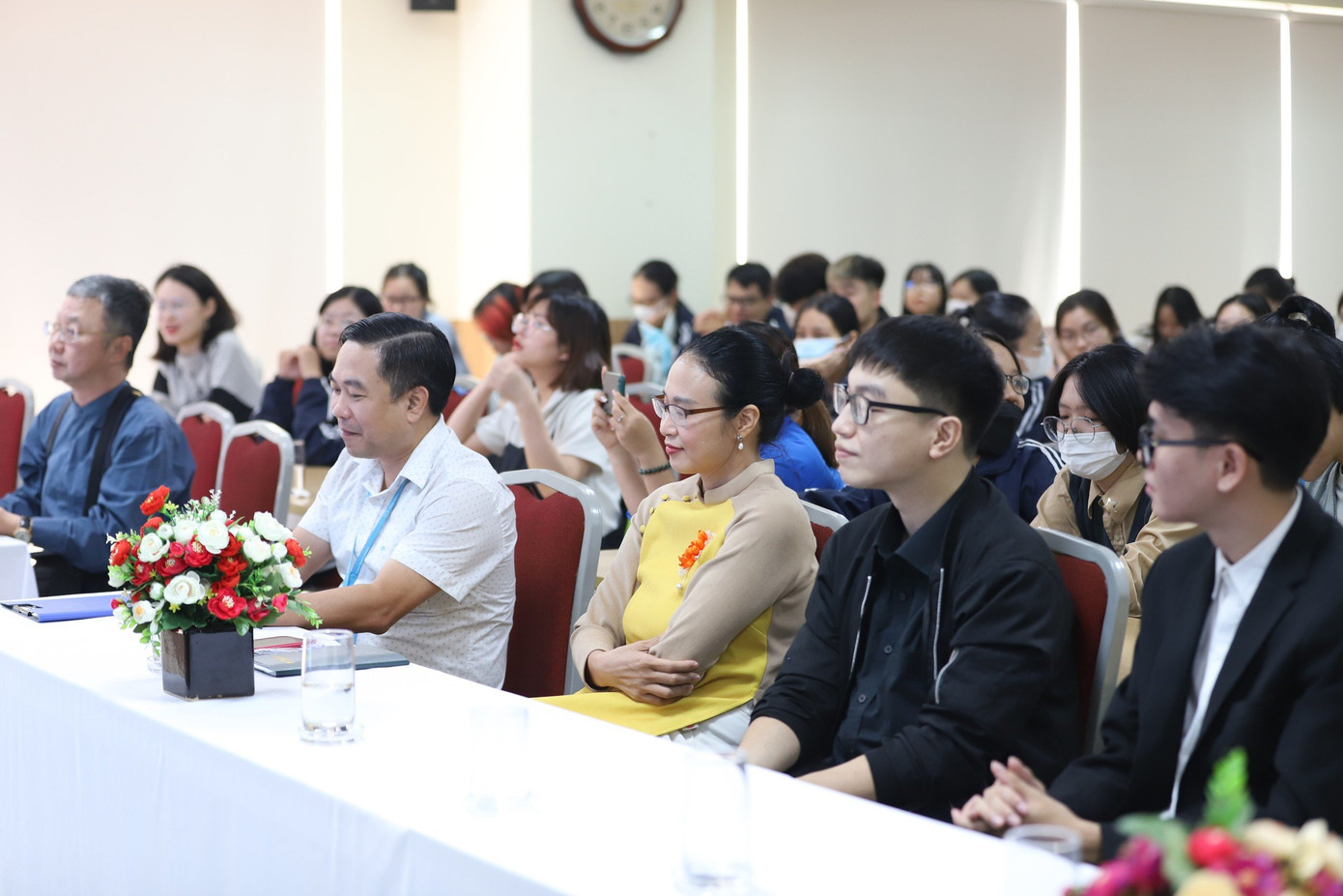 Đông đảo sinh viên tham gia talkshow. Đông đảo sinh viên tham gia talkshow.