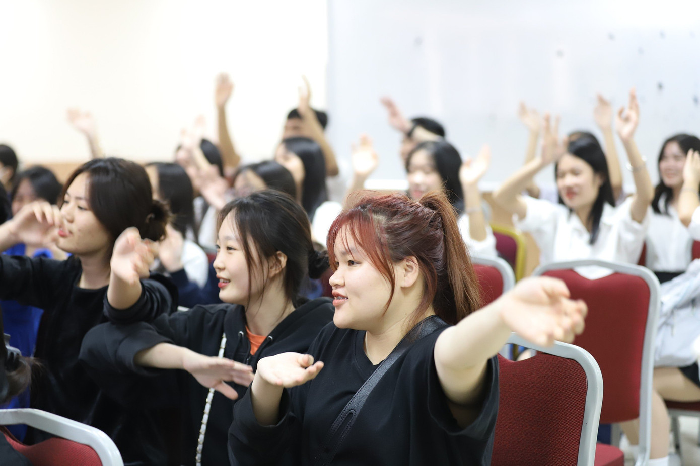 Đông đảo sinh viên tham gia talkshow. Đông đảo sinh viên tham gia talkshow.