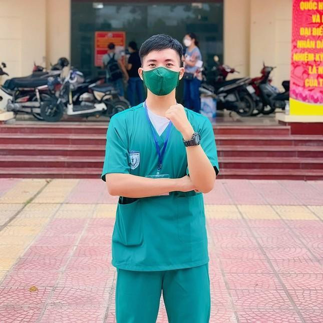 Nhớ lại ngày đầu nhận thông báo đi chống dịch, Tuấn Anh "trở tay không kịp" khi phải sắp xếp đồ đạc trong 15 phút rồi lên đường luôn. Nhớ lại ngày đầu nhận thông báo đi chống dịch, Tuấn Anh "trở tay không kịp" khi phải sắp xếp đồ đạc trong 15 phút rồi lên đường luôn.