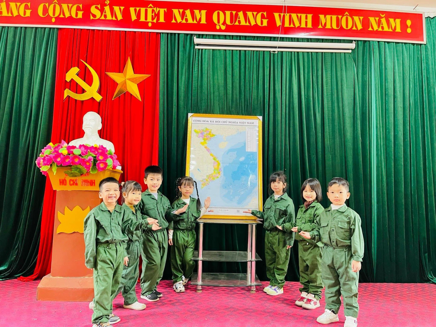 Nhiều hình thức tuyên truyền, hưởng ứng cuộc vận động "Tự hào một dải non sông". Nhiều hình thức tuyên truyền, hưởng ứng cuộc vận động "Tự hào một dải non sông".