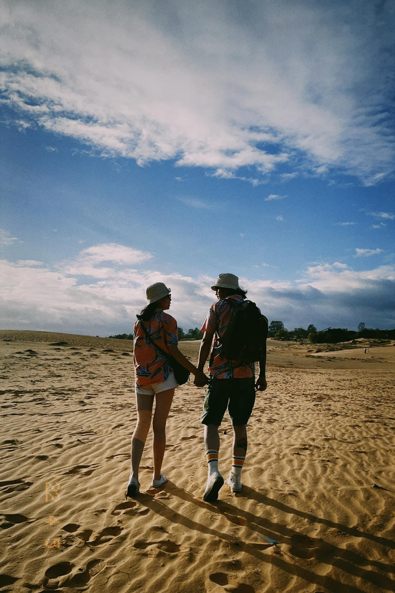 Đôi bạn trẻ cho rằng, sức khỏe là điều quan trọng hơn cả trong những ngày dài rong ruổi với mưa nắng bụi đường, với hành trình từ 21/03 - 13/04/2022. Ngoài ra, cần chuẩn bị một số loại thuốc bổ, thuốc giảm đau, thuốc dị ứng, thuốc bỏng, thuốc đau bụng... để đề phòng tình huống khẩn cấp hoặc đêm hôm không thể mua thuốc.