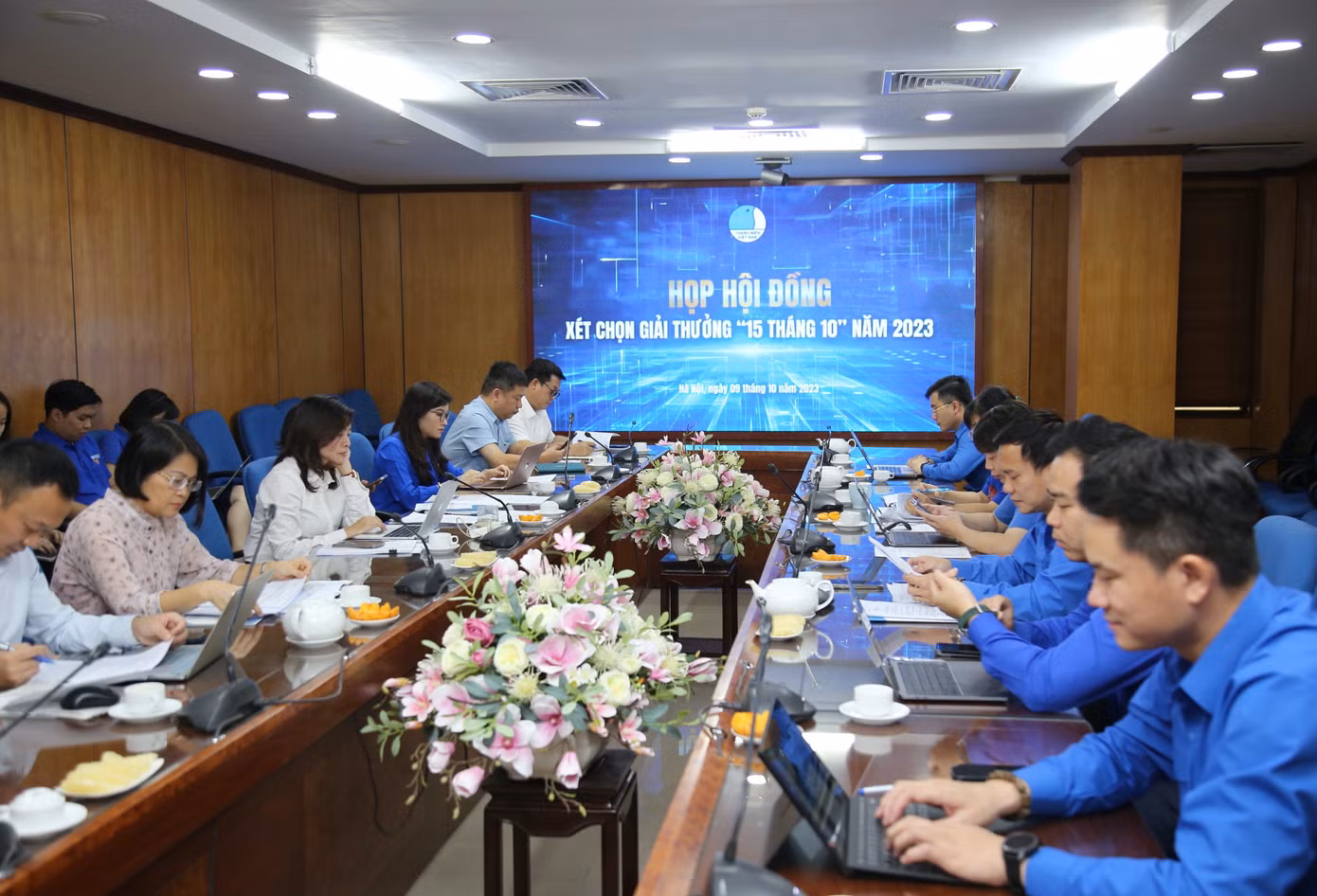 Toàn cảnh hội đồng xét chọn Giải thưởng "15 tháng 10" năm 2023.