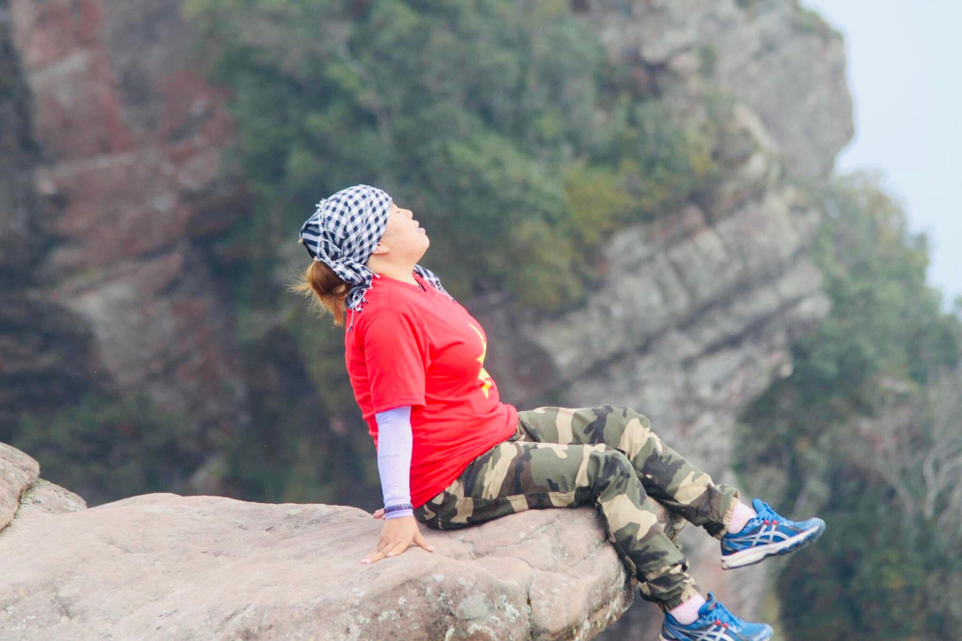 Phương Loan kể: "Càng được đi tôi càng khỏe ra, dù bị ung thư nhưng tôi vẫn quyết tâm chinh phục leo tới đỉnh núi Pha Luông năm 2015". Phương Loan kể: "Càng được đi tôi càng khỏe ra, dù bị ung thư nhưng tôi vẫn quyết tâm chinh phục leo tới đỉnh núi Pha Luông năm 2015".