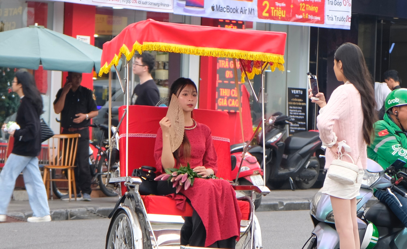 Chụp ảnh theo phong cách thập niên 90 cũng là lựa chọn của nhiều bạn trẻ yêu thích sự hoài cổ. Ảnh: Diệu Nhi