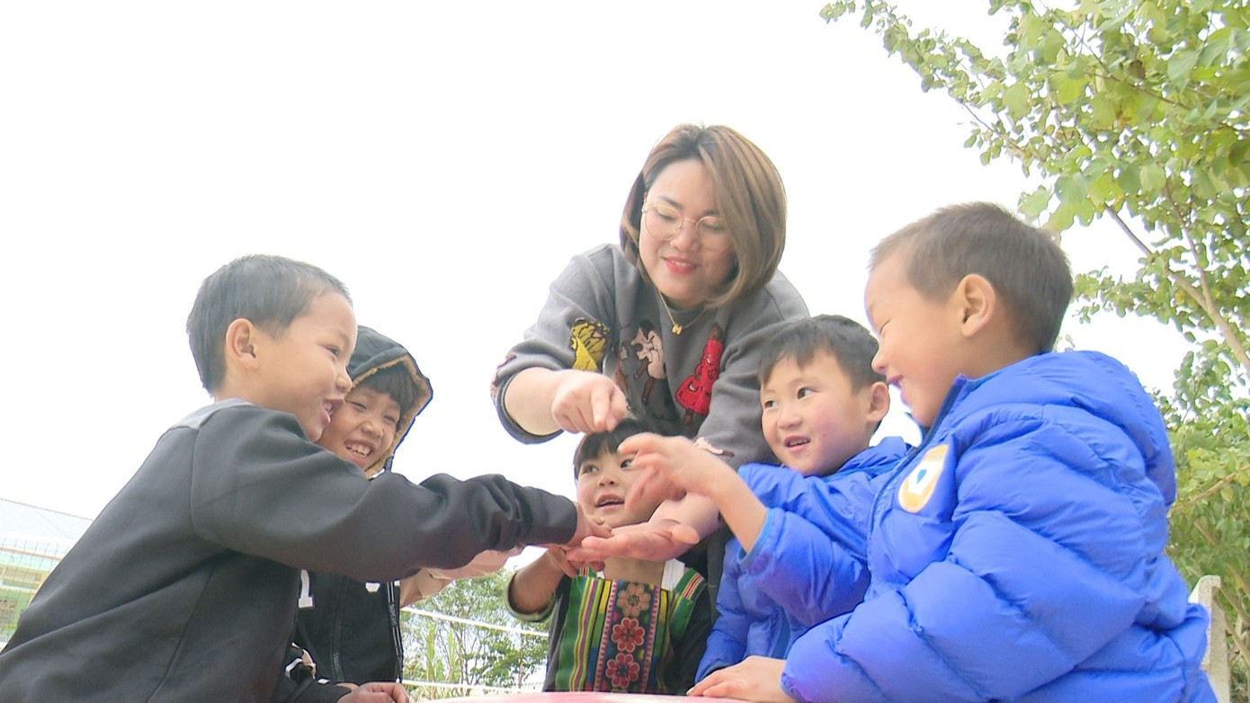 Cô giáo trẻ Lò Thị Bích Đào vinh dự là một trong 88 giáo viên trong toàn tỉnh Sơn La được Bộ trưởng Bộ GD&ĐT tặng Bằng khen vì đã có thành tích xuất sắc trong phong trào thi đua “Đổi mới, sáng tạo trong quản lý, giảng dạy và học tập” năm học 2020 - 2021. Cô giáo trẻ Lò Thị Bích Đào vinh dự là một trong 88 giáo viên trong toàn tỉnh Sơn La được Bộ trưởng Bộ GD&ĐT tặng Bằng khen vì đã có thành tích xuất sắc trong phong trào thi đua “Đổi mới, sáng tạo trong quản lý, giảng dạy và học tập” năm học 2020 - 2021.