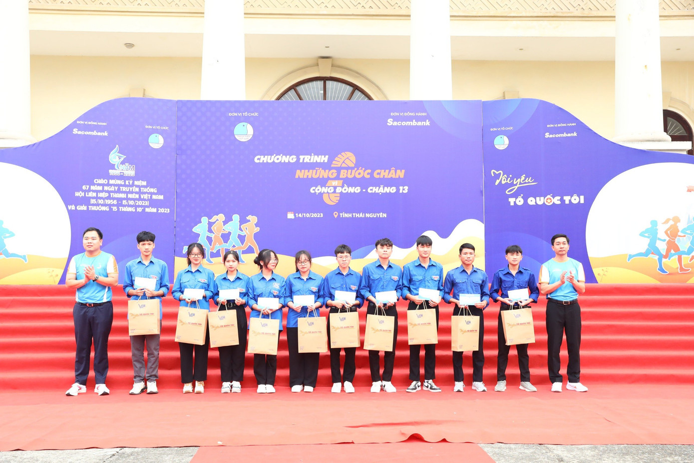 Trung ương Hội LHTN Việt Nam và Hội LHTN tỉnh Thái Nguyên trao quà cho thanh niên sinh viên là người dân tộc thiểu số có hoàn cảnh khó khăn vươn lên trong học tập (bên trái ảnh). Nhà tài trợ của chương trình trao tặng Nhà văn hóa cộng đồng dân tộc Rơ Măm tỉnh Kon Tum trị giá 1 tỉ đồng (bên phải ảnh). Trung ương Hội LHTN Việt Nam và Hội LHTN tỉnh Thái Nguyên trao quà cho thanh niên sinh viên là người dân tộc thiểu số có hoàn cảnh khó khăn vươn lên trong học tập (bên trái ảnh). Nhà tài trợ của chương trình trao tặng Nhà văn hóa cộng đồng dân tộc Rơ Măm tỉnh Kon Tum trị giá 1 tỉ đồng (bên phải ảnh).