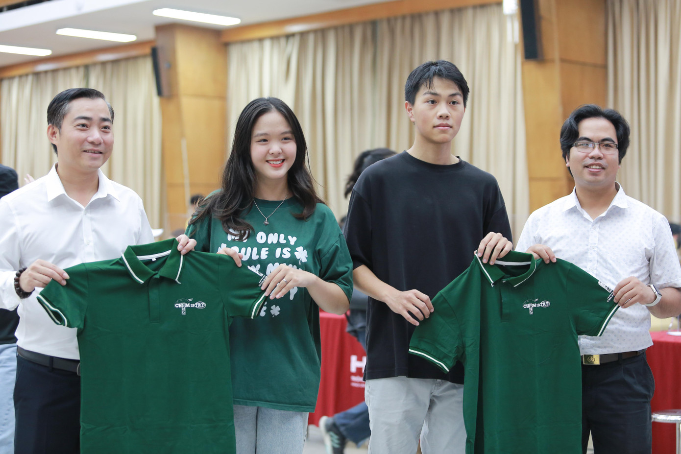 Lãnh đạo Viện Kỹ thuật Hóa học, Đại học Bách khoa tặng áo cho tân sinh viên trong ngày nhập học.