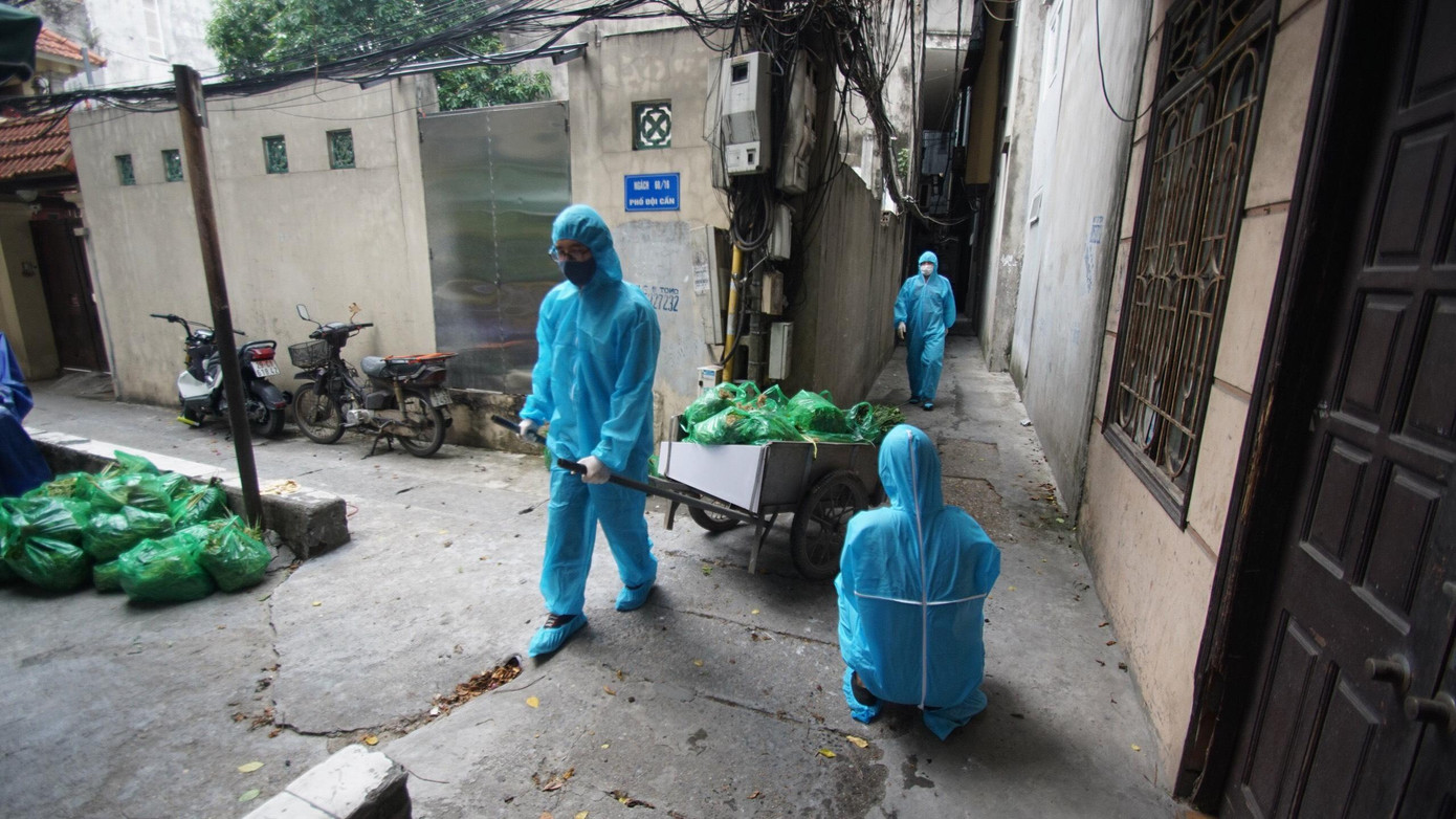 Hình ảnh Hoàng Đạt tác nghiệp tại khu phong tỏa. Hình ảnh Hoàng Đạt tác nghiệp tại khu phong tỏa.